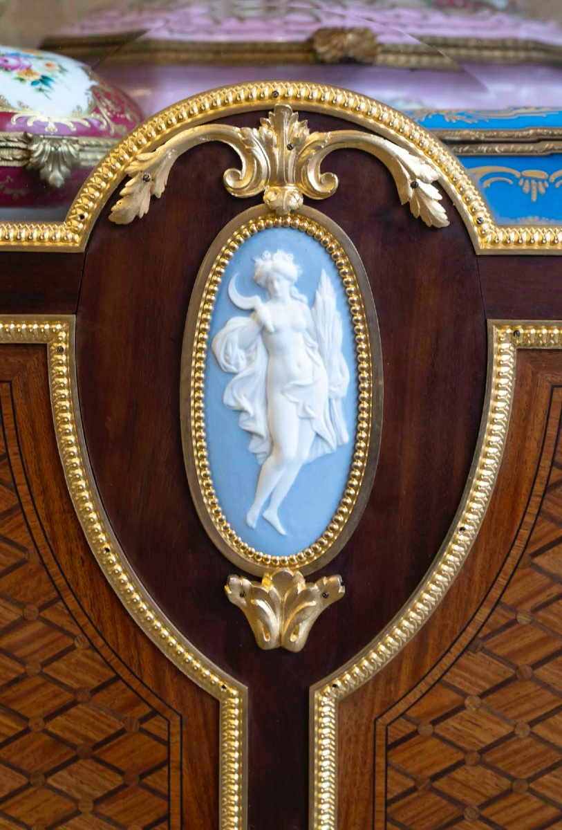 Une vitrine de style Louis XVI, fin du XIXe siècle — 8