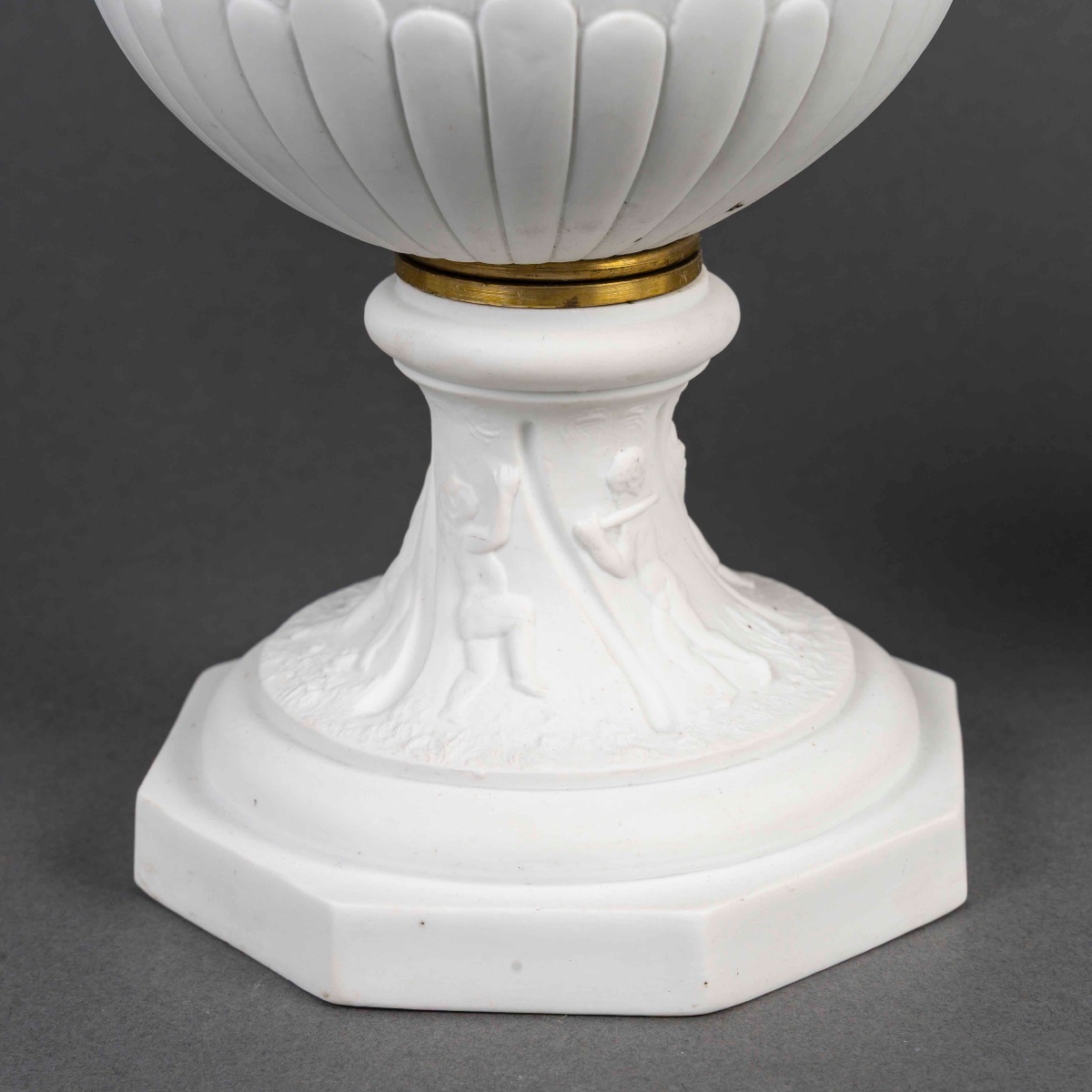 Une paire de vases en biscuit de Sèvres, fin du XIXe siècle — 11