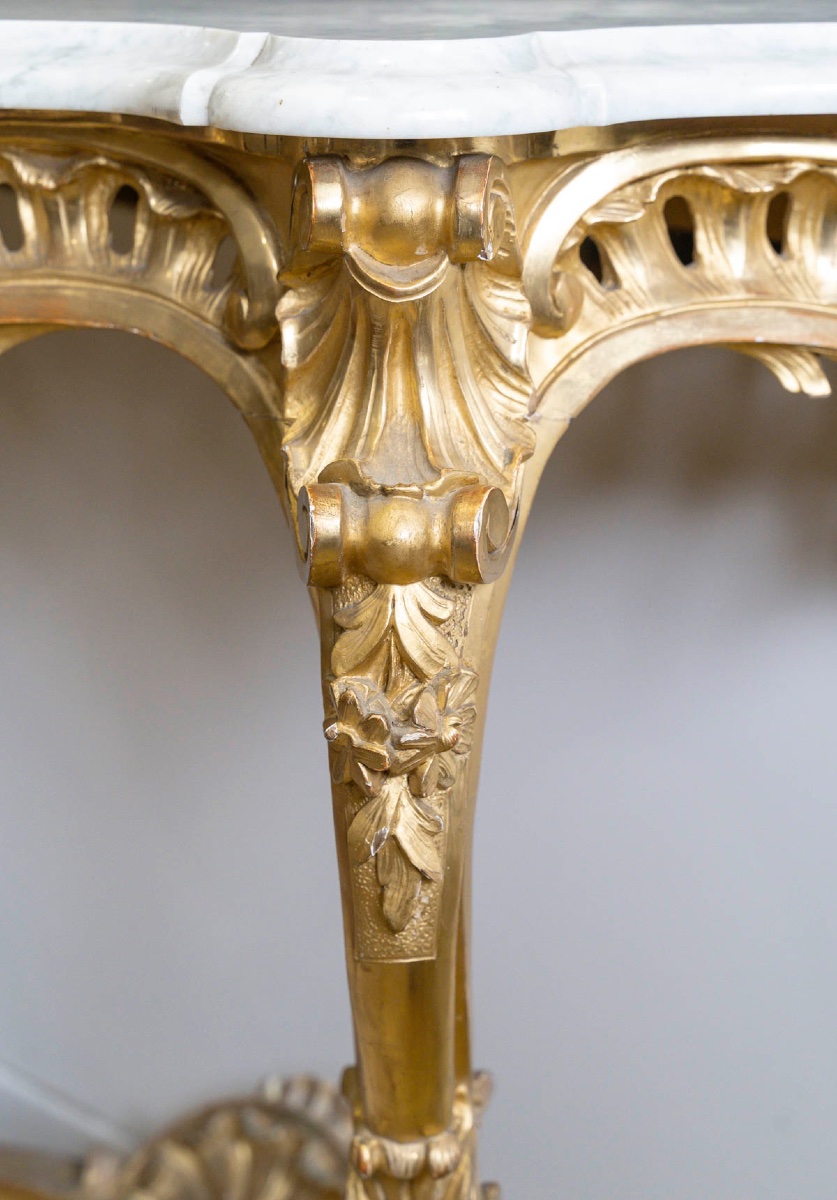 Une console en bois doré de style Louis XV, XIXe siècle — 6
