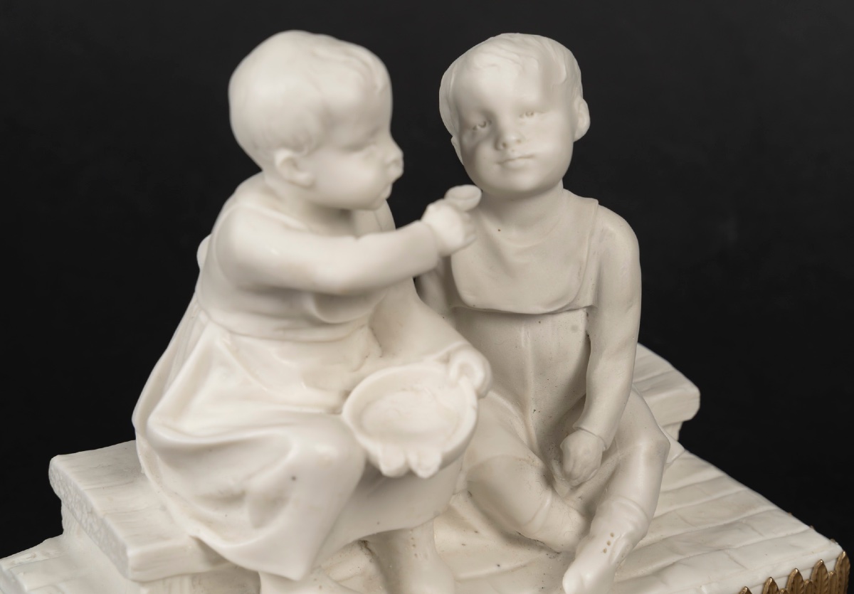Une petite sculpture en porcelaine de biscuit, époque art nouveau — 13