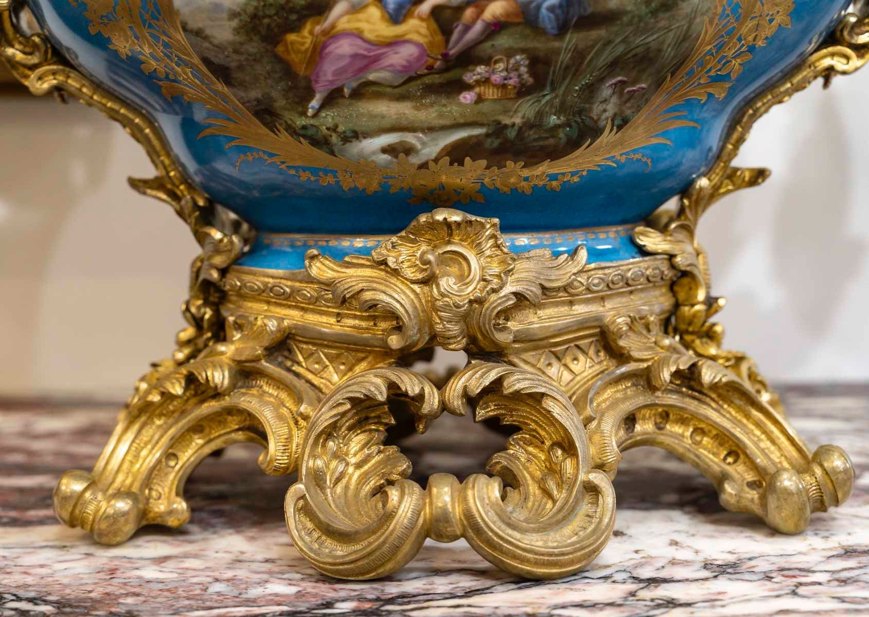 Paire de grandes coupes en porcelaine bleu céleste et bronze doré par H. Picard, XIXe siècle — 19