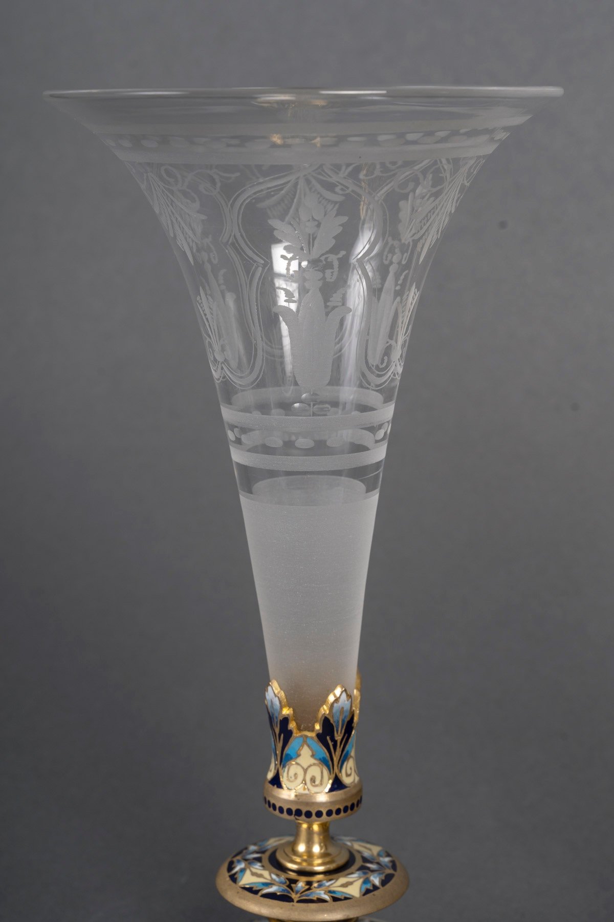 Une paire de flûtes en cristal et base en bronze cloisonné, fin du XIXe siècle — 15