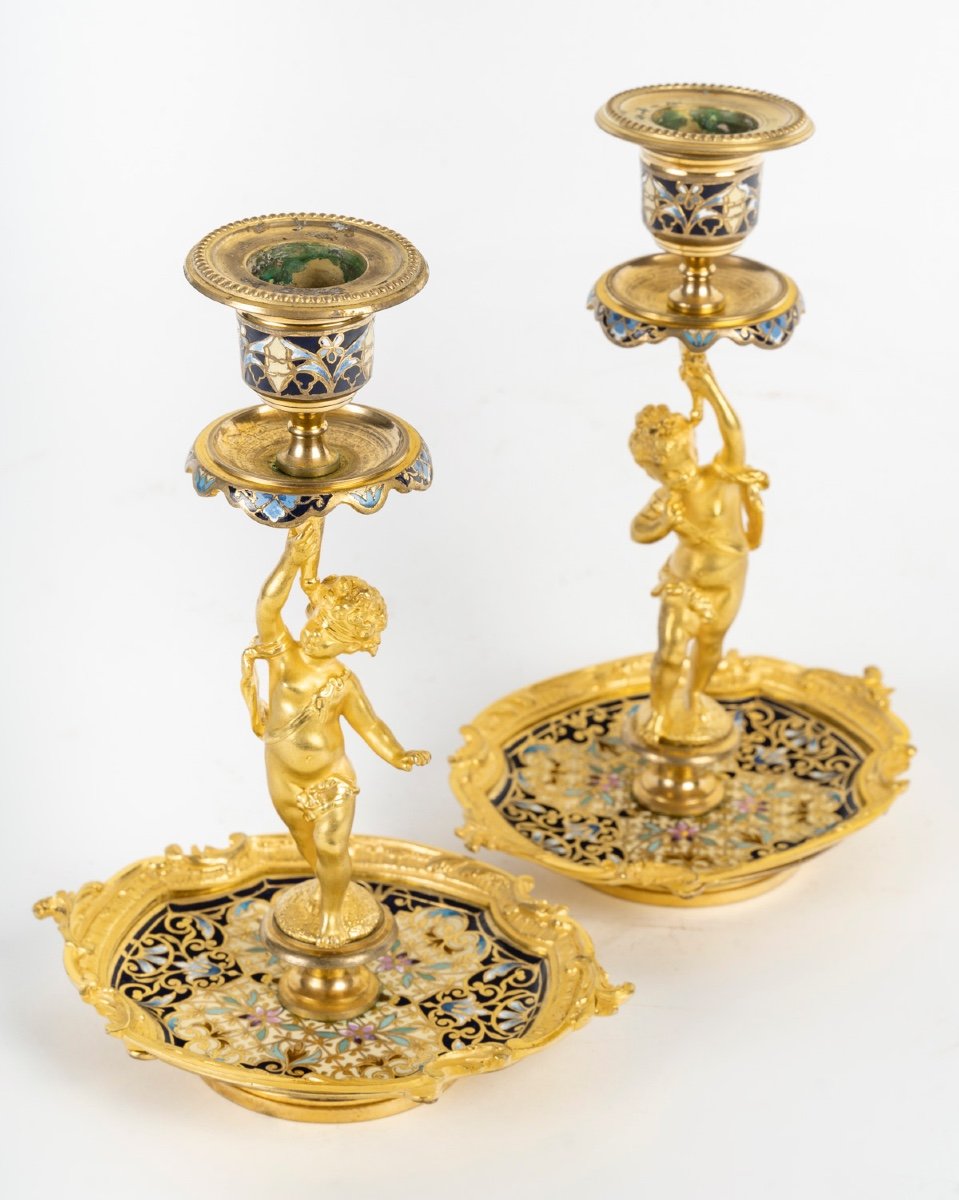 Une paire de bougeoirs en bronze doré et émail cloisonné, fin du XIXe siècle — 12
