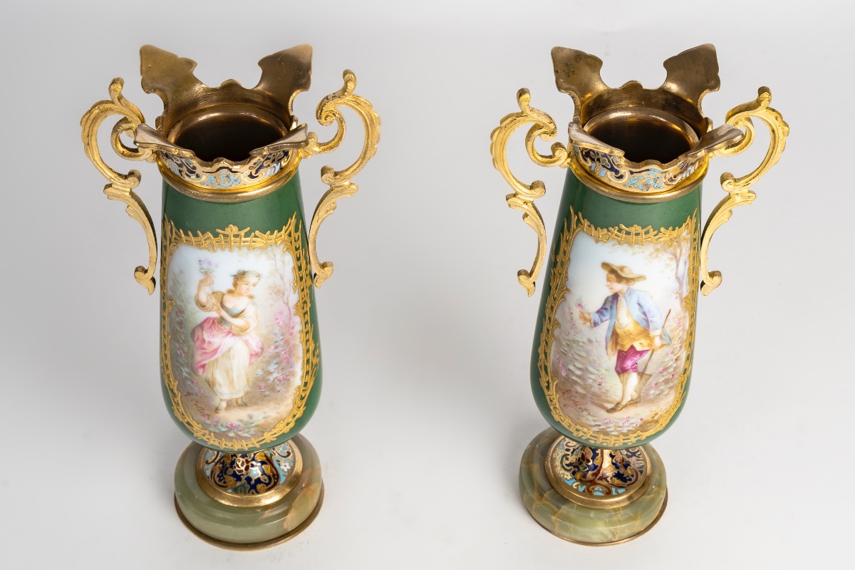 Une paire de vases en porcelaine et bronze cloisonné, fin du XIXe siècle — 3