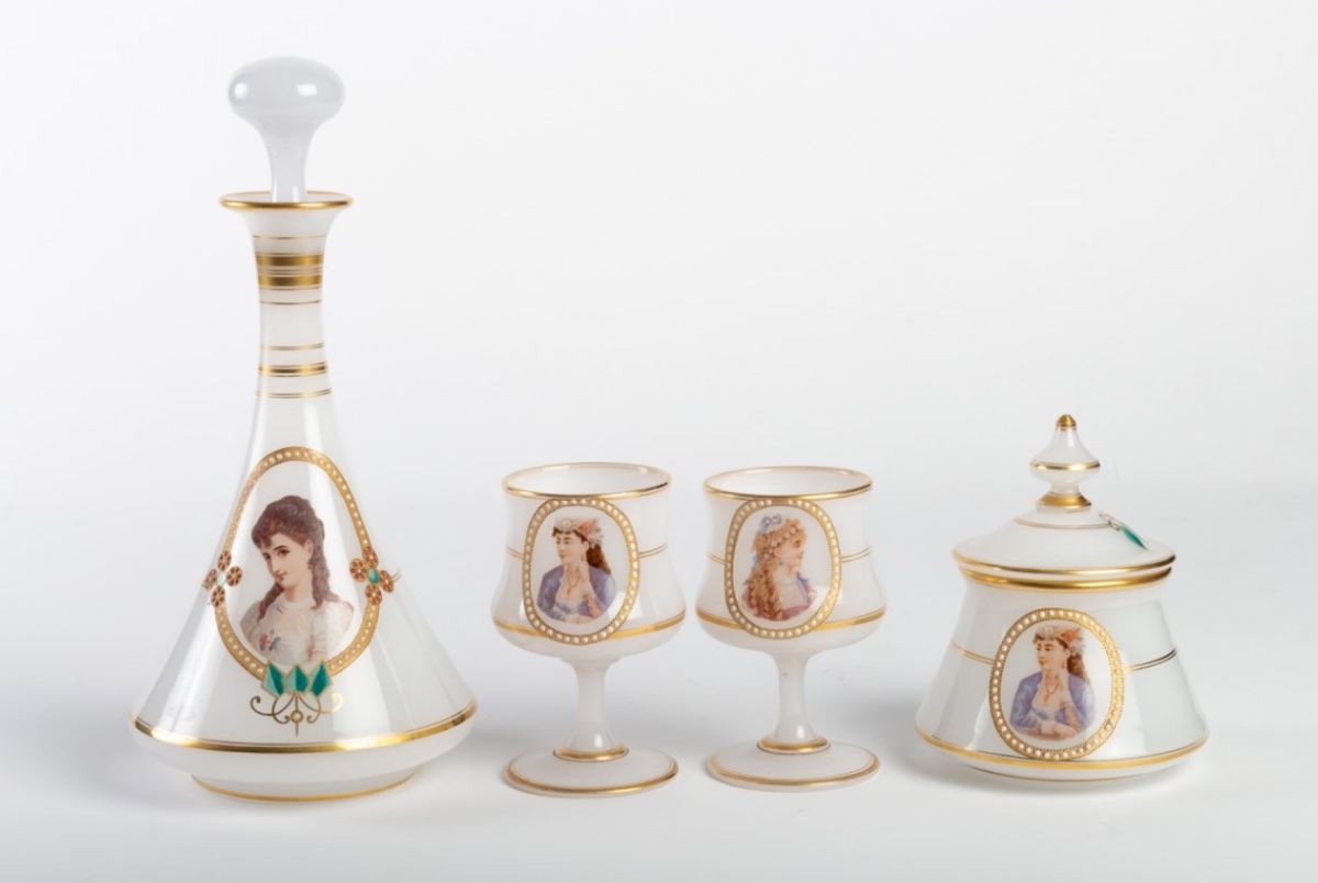 Service de nuit en opaline blanche à portraits féminins, époque Napoléon III, fin du XIXe siècle — 7