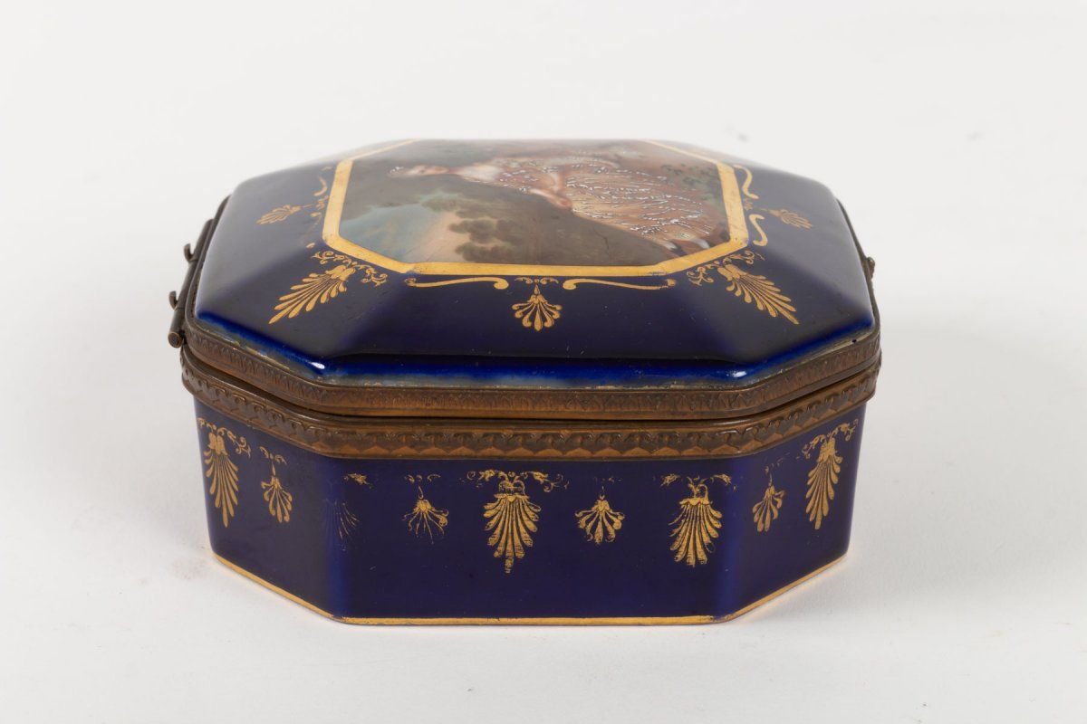 Coffret en porcelaine et Monture en Laiton, époque Napoléon III, signé Marcy Limoges. — 5