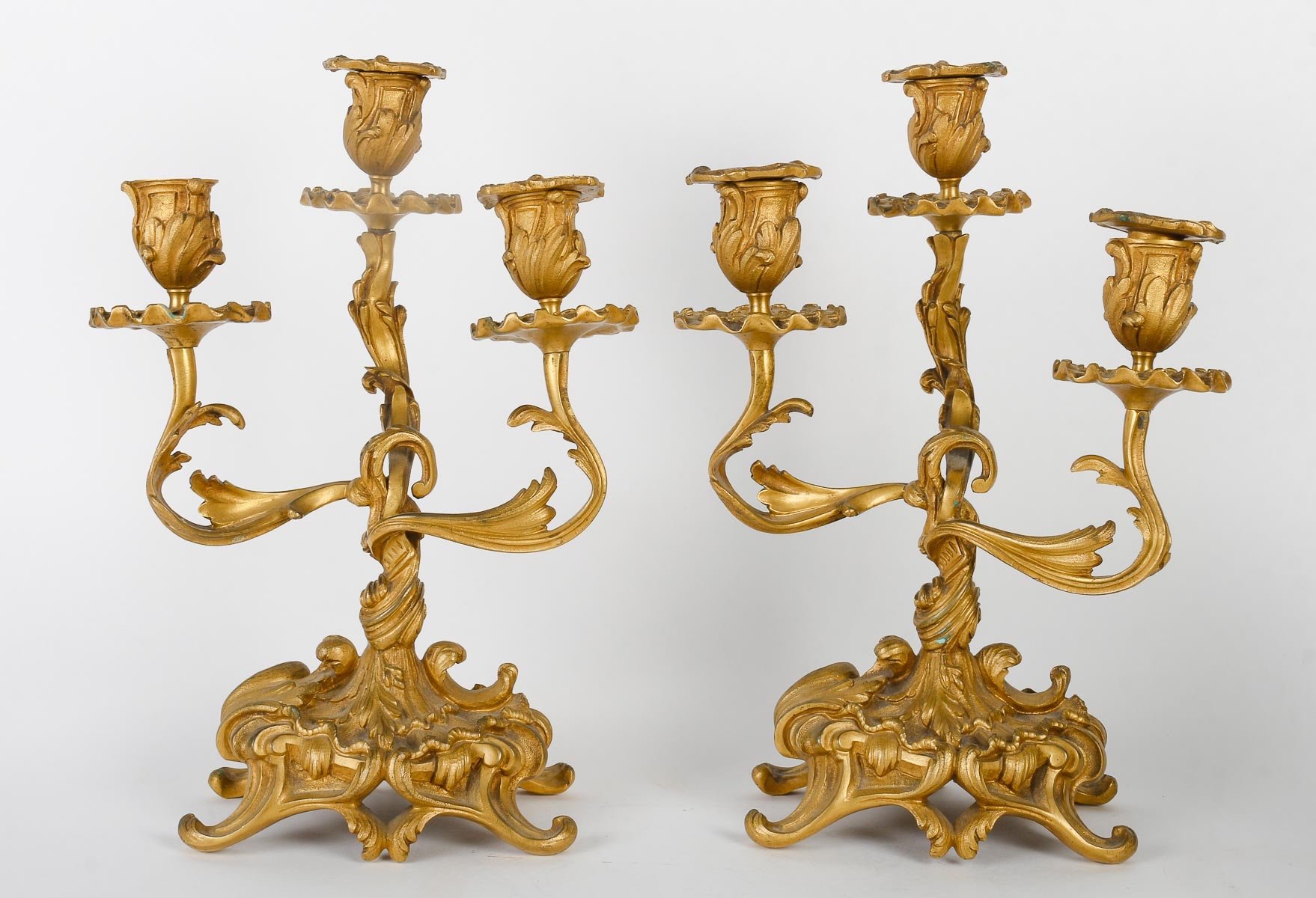 Une garniture de cheminée en bronze doré fin du XIXe siècle — 5