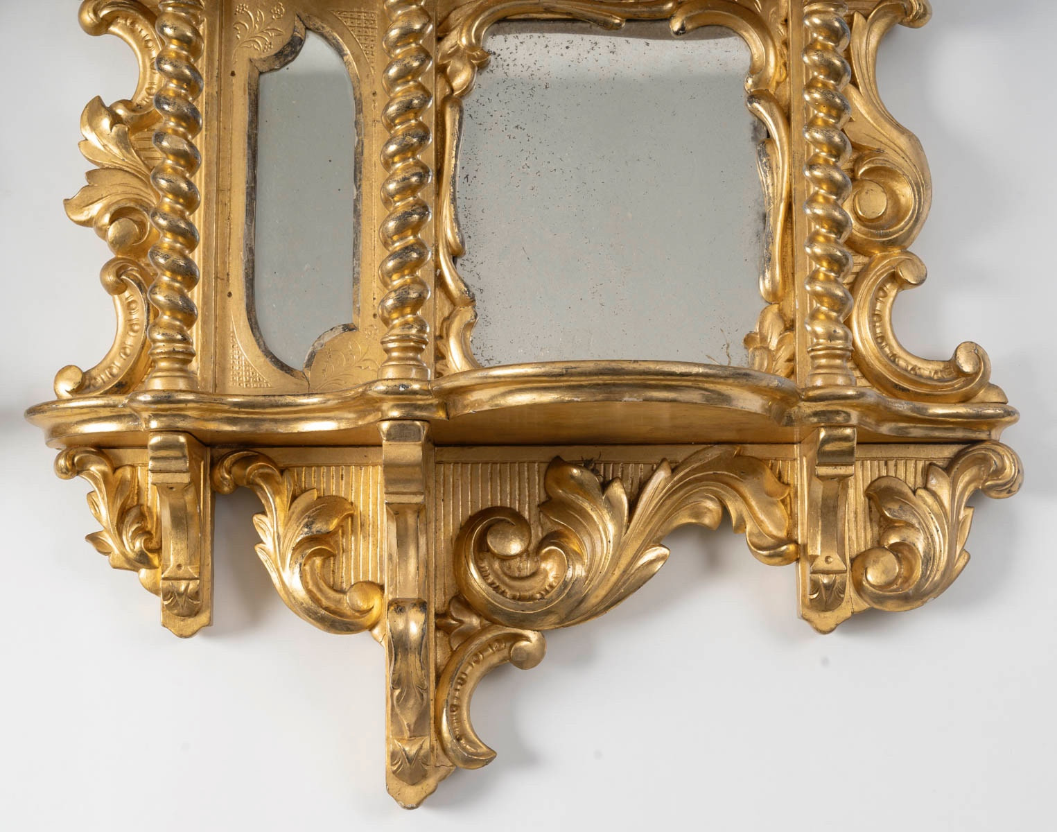 Paire d’étagères murales en bois sculpté et doré, style Napoléon III, fin du XIXe siècle — 15