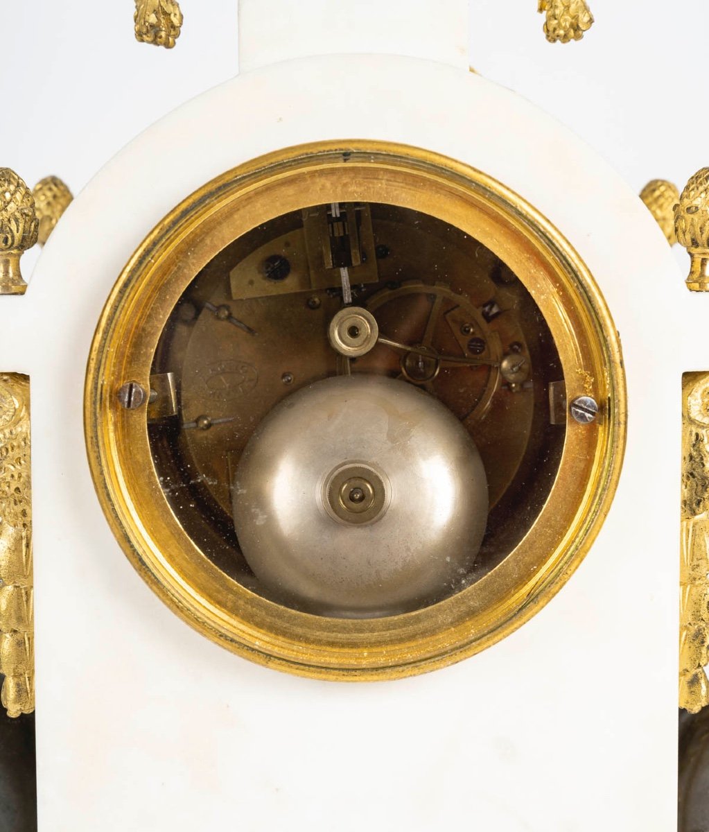 Une Garniture en bronze doré et marbre blanc, XIXe siècle — 11