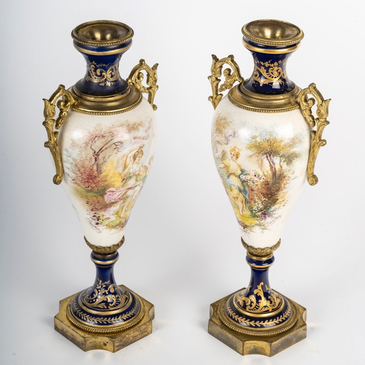 Une paire de vases en porcelaine et Faïence, Sèvres fin du XIXe siècle — 3