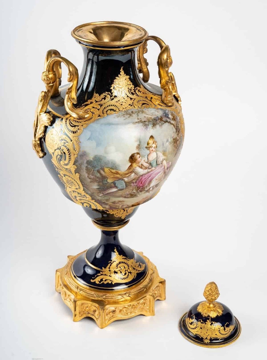 Un vase en porcelaine de Sèvres monté lampe, fin du XIXe siècle — 3