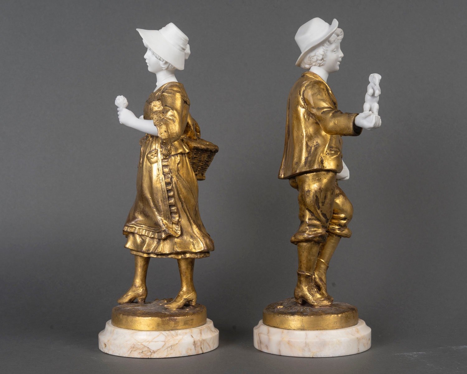 Une paire de sculptures en régule et biscuit, époque fin du XIXe siècle — 23