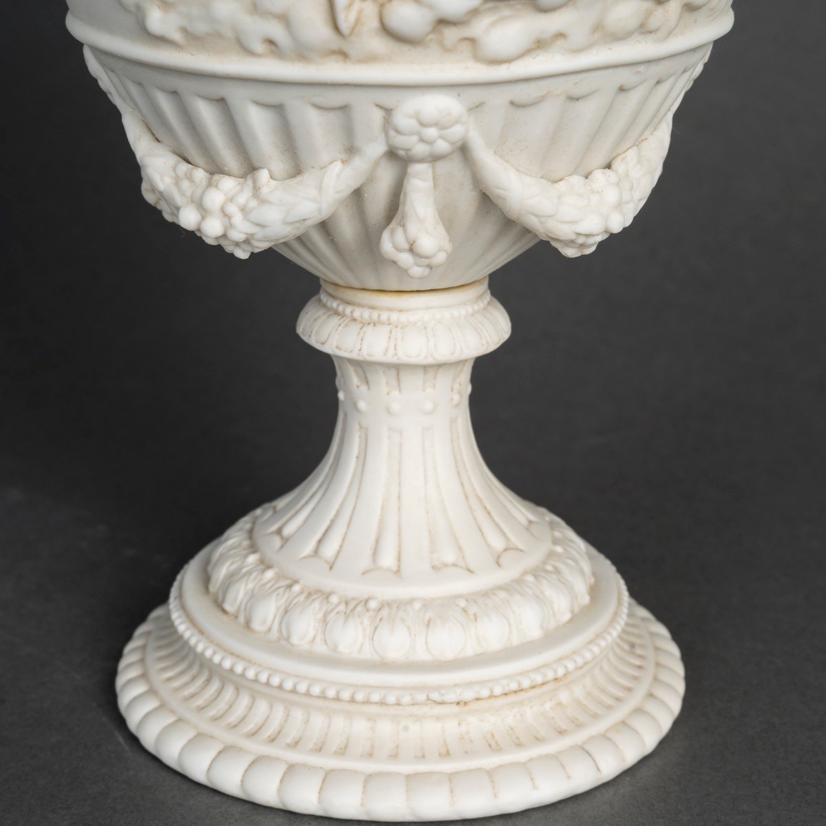 Une paire de vases en porcelaine de biscuit, fin du XIXe siècle — 10