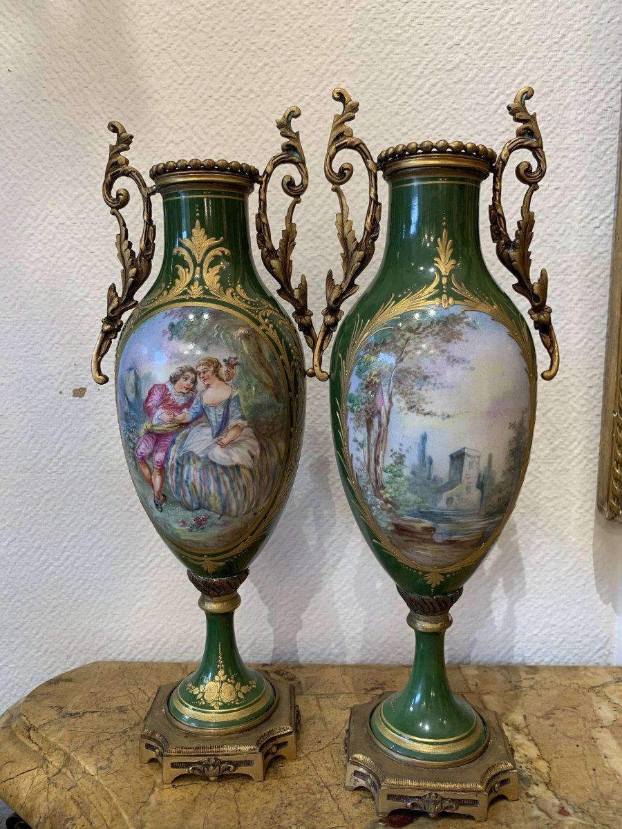 Paire de vases en porcelaine de Sèvres à décor de scènes galantes, époque Napoléon III — 3