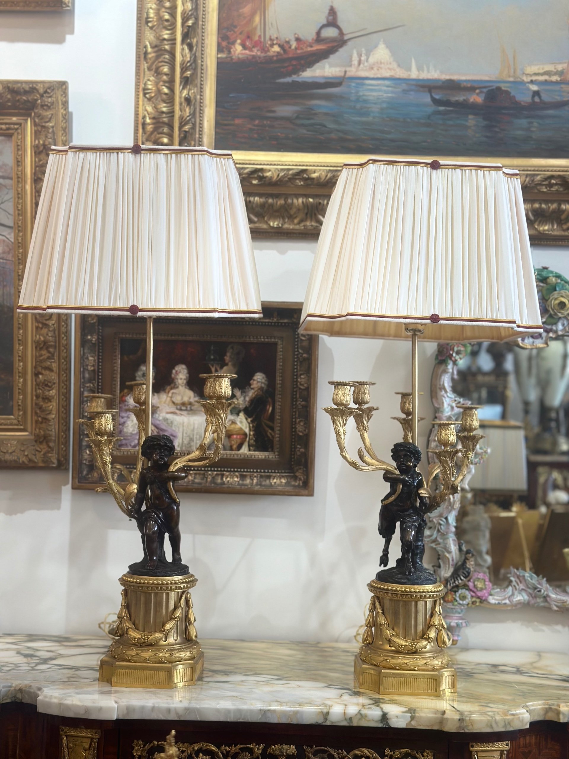Une Importante paire de lampes en bronze doré circa 1880 — 3