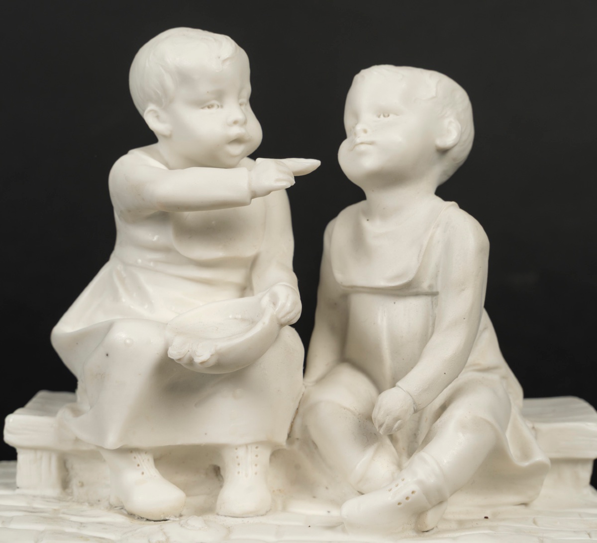Une petite sculpture en porcelaine de biscuit, époque art nouveau — 3