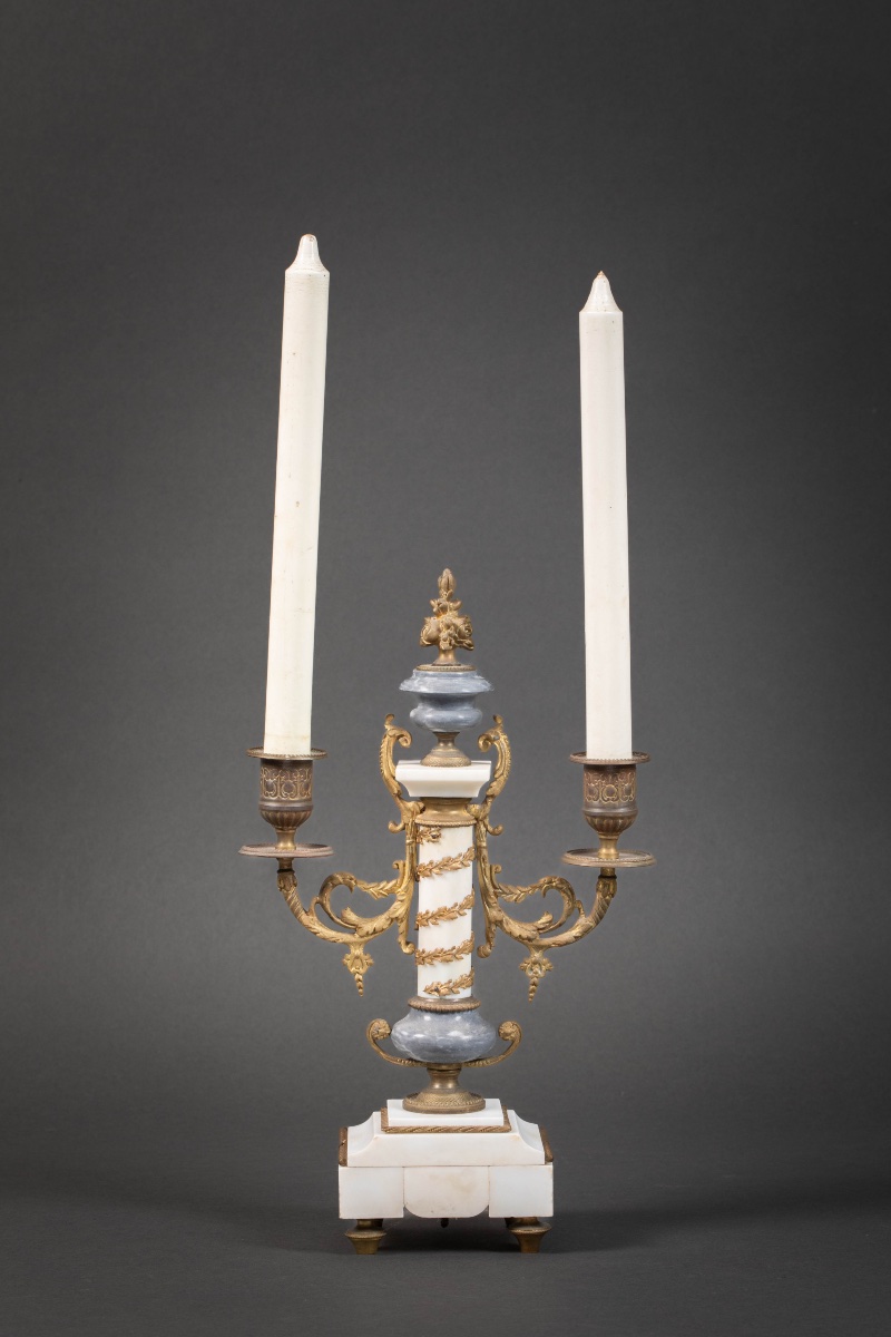 Une garniture de cheminée en marbre blanc et bleu turquin, fin du XIXe siècle — 11
