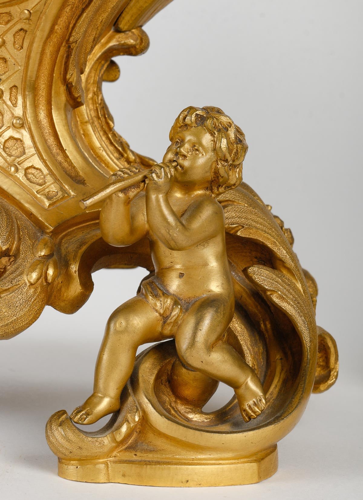 Une garniture de cheminée en bronze doré fin du XIXe siècle — 7