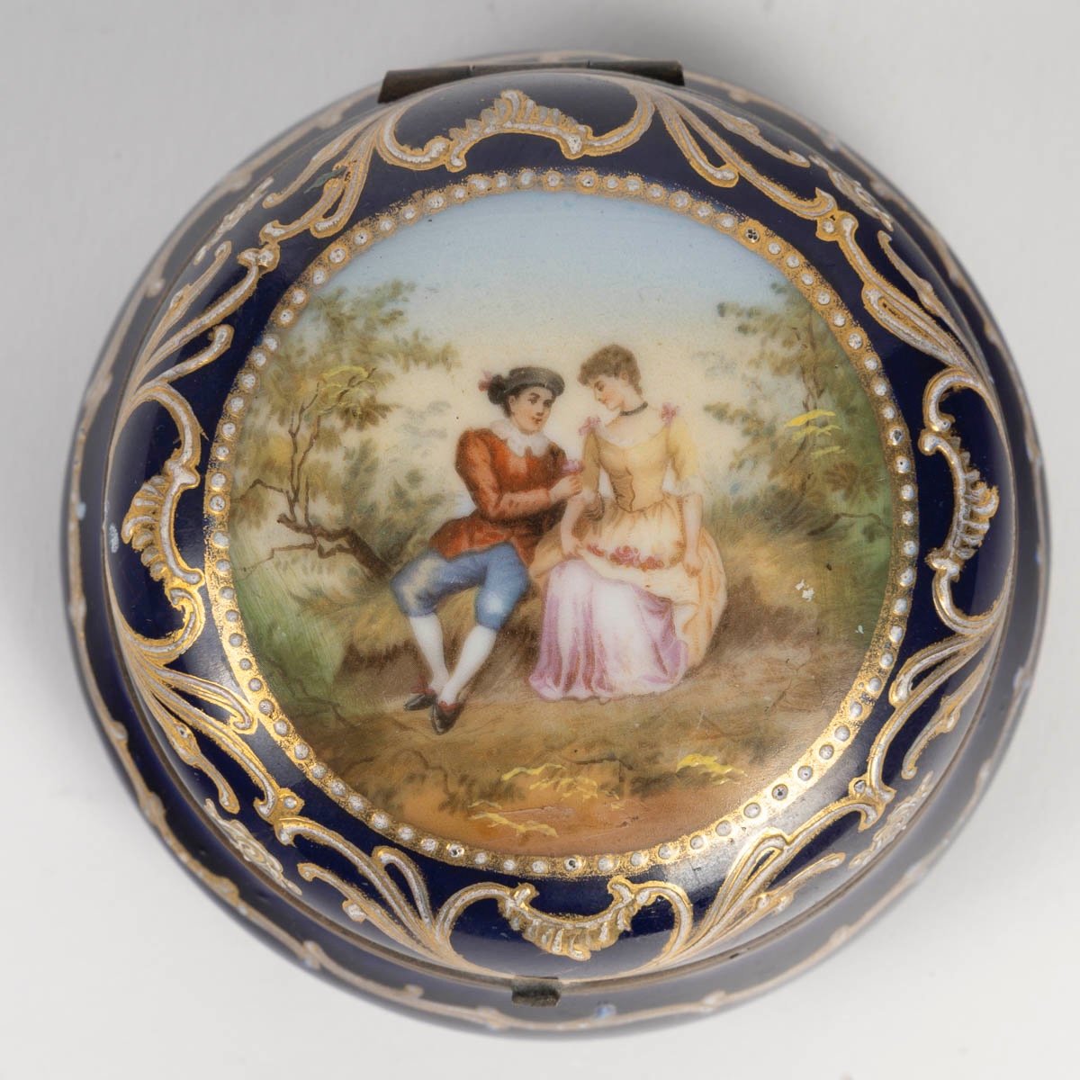 Une miniature boîte à bijoux, en porcelaine de style Sèvres, fin du XIXe siècle — 11