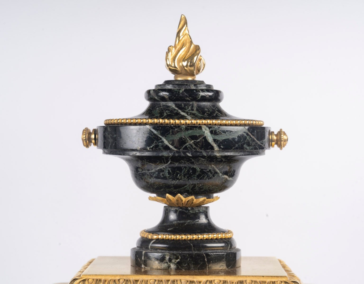 Une garniture en bronze doré et marbre vert de mer, fin du XIXe siècle — 15
