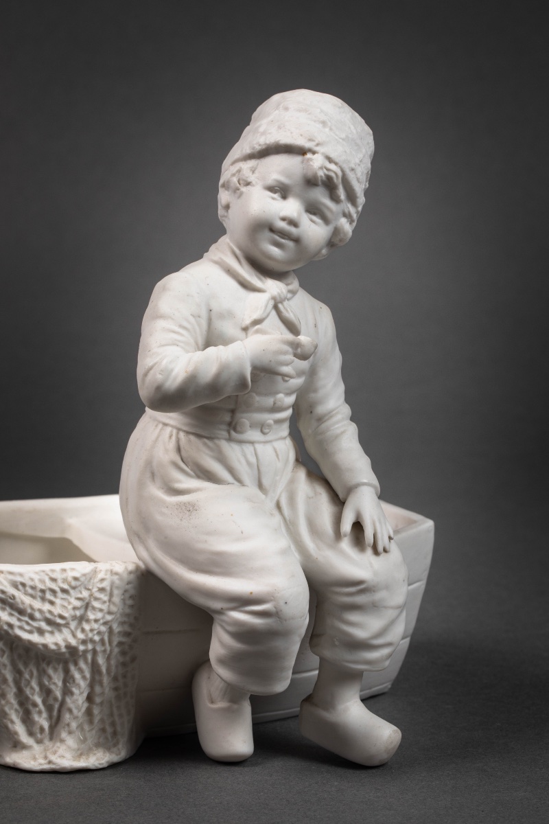 Une paire de coupes en biscuit, Circa 1900 — 10