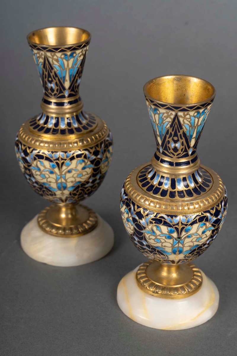 Une paire de petits vases en bronze et émail cloisonné fin du XIXe siècle — 3