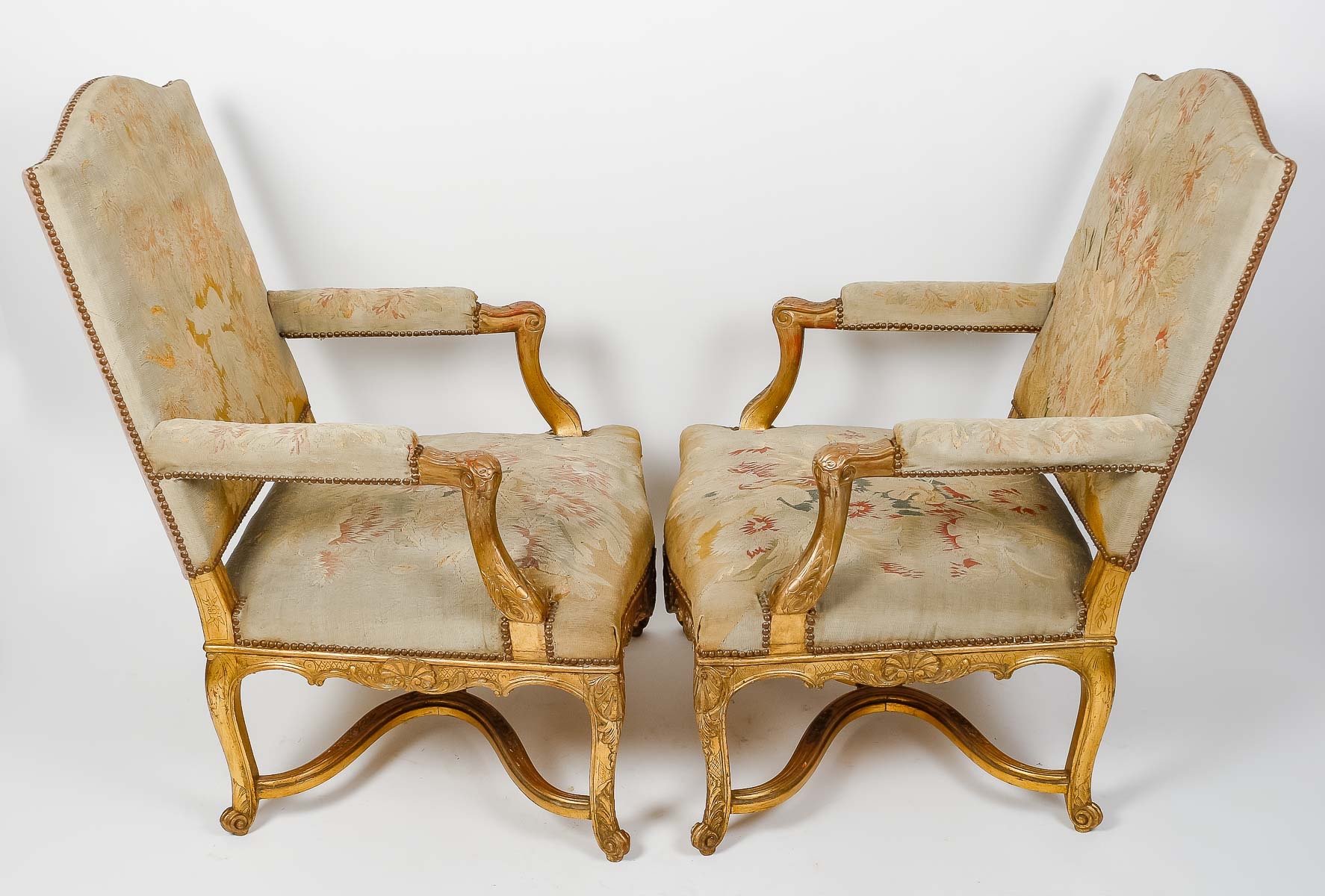 Paire de fauteuils de style Régence en bois doré fin du XIXe siècle — 4