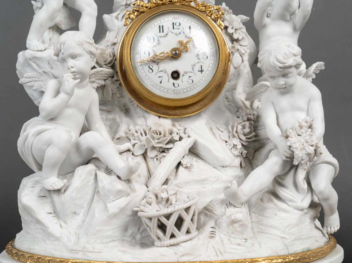 Garniture en biscuit de Sèvres et bronze doré, de style Louis XVI, XIXe siècle — 8