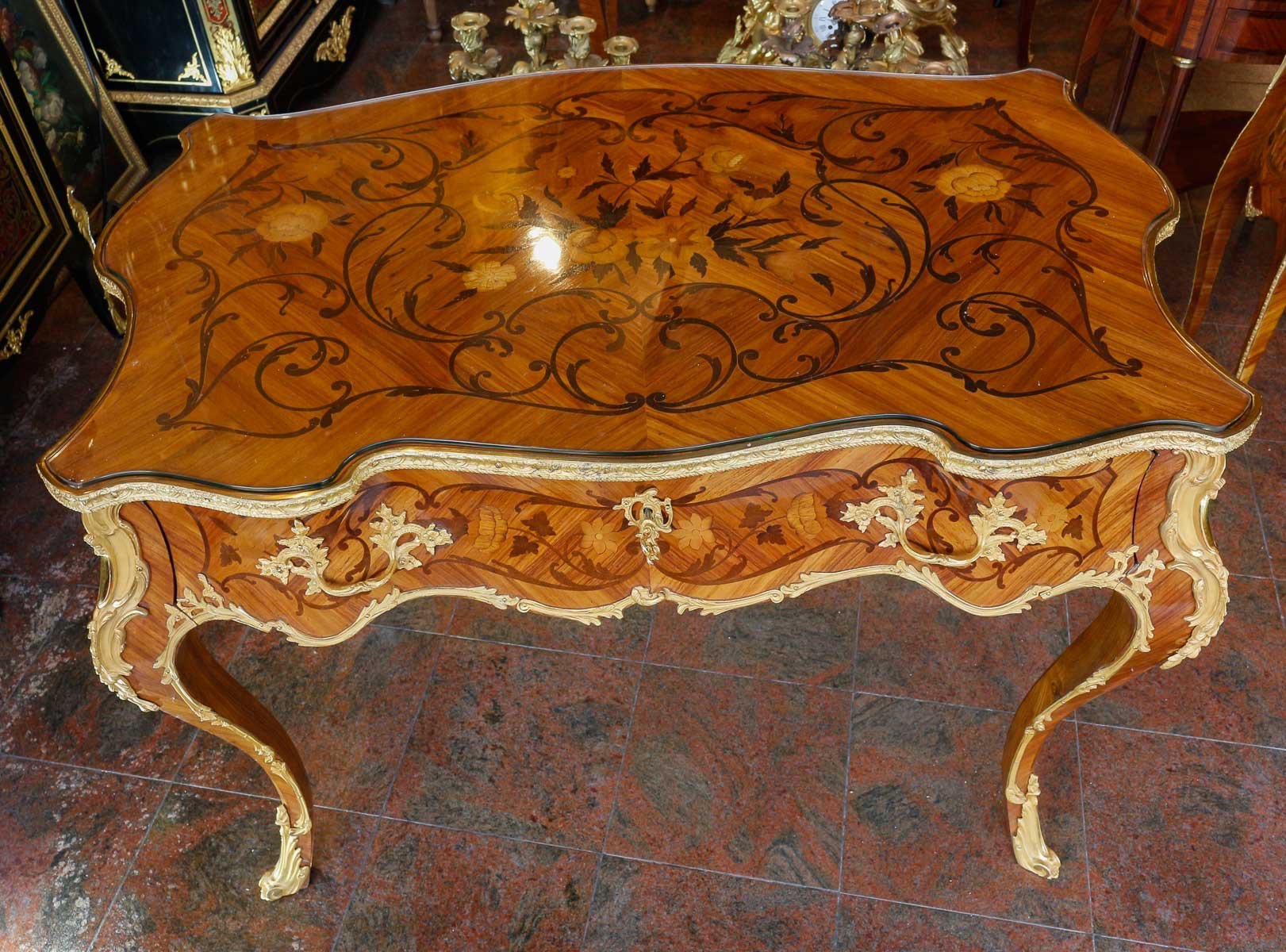 Une belle table à écrire de style Louis XV — 11