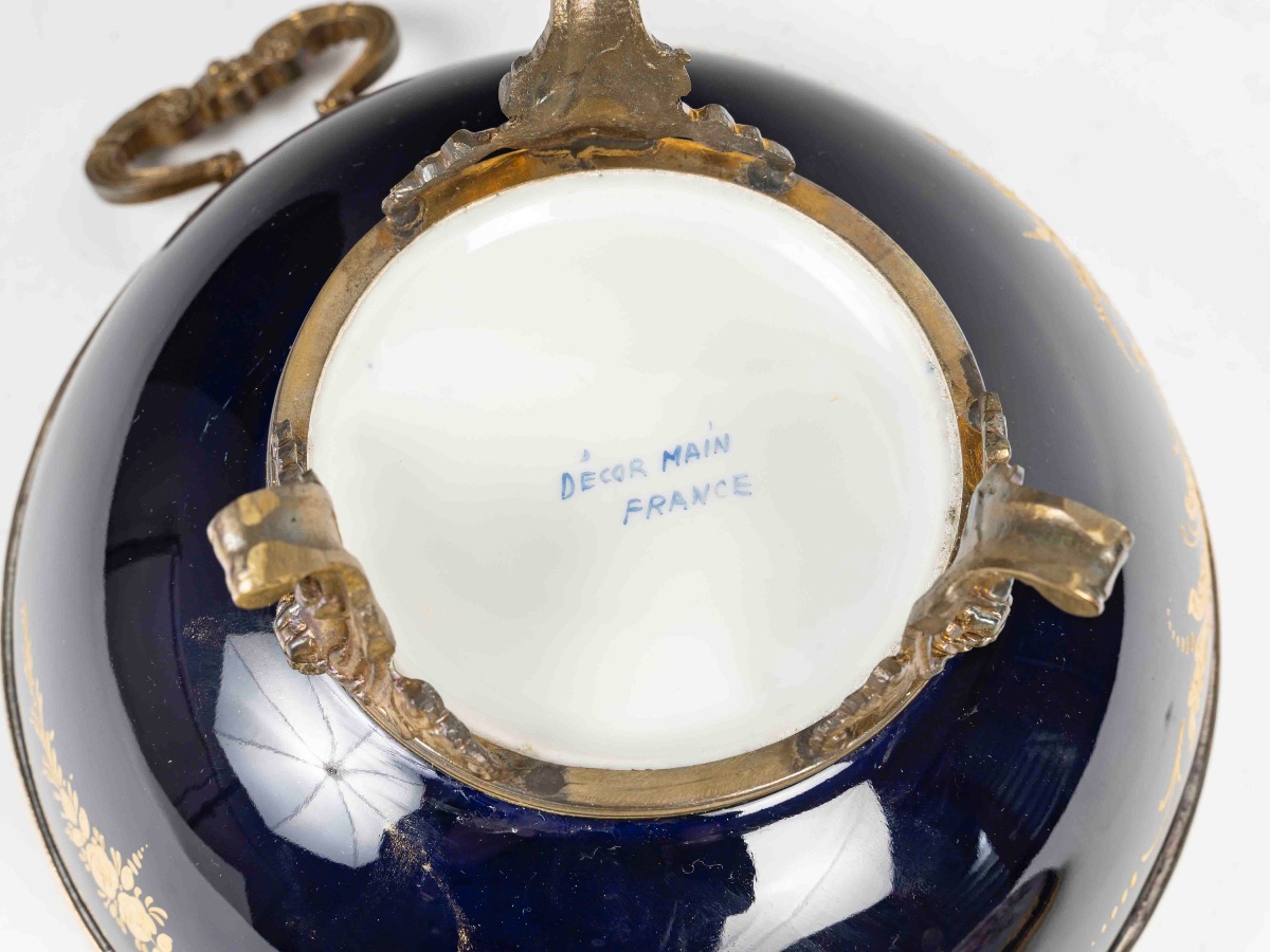 Une bonbonnière en porcelaine de style Sèvres, début du XIXe siècle — 7