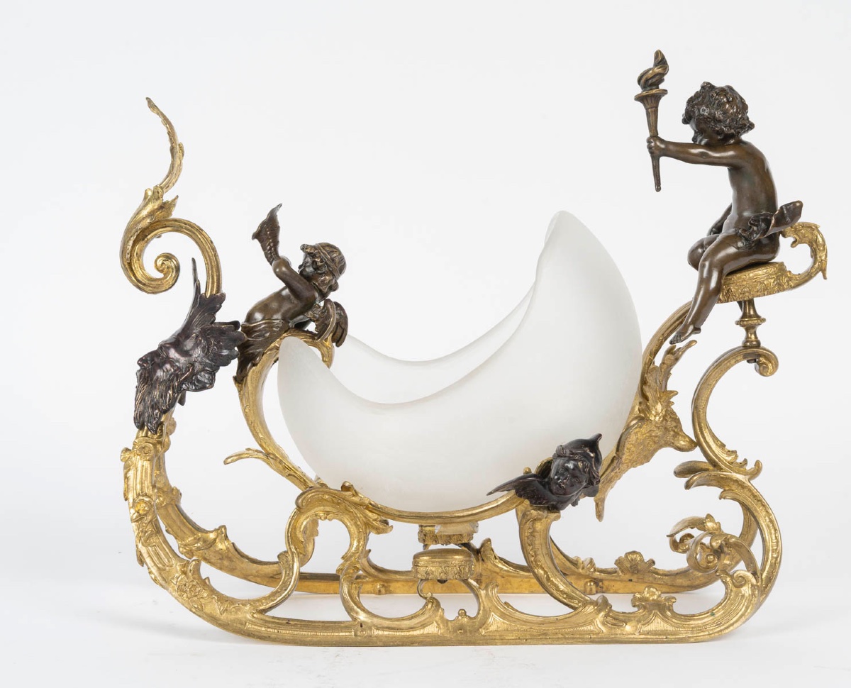 Une caleche en bronze et verre opalescent, fin du XIXe siècle — 2