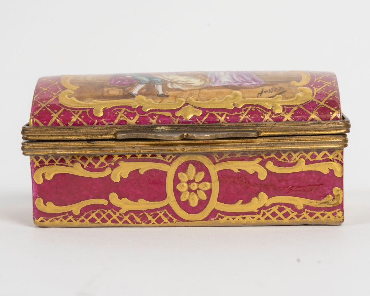 Miniature coffret à bijoux en porcelaine rouge, début du XIXe siècle — 3