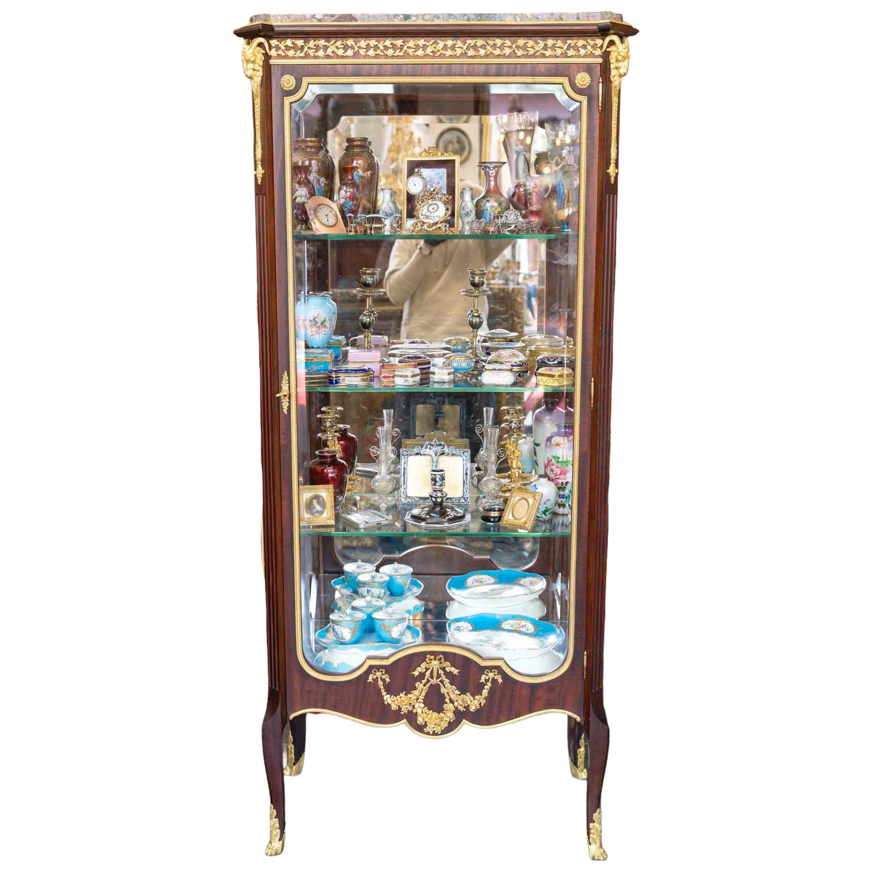 Une vitrine en acajou de style Louis XVI, fin du XIXe siècle — 14