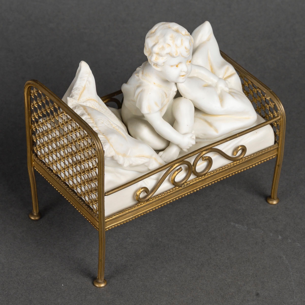 Un biscuit de petit enfant dans son lit, Autrichien art nouveau — 7