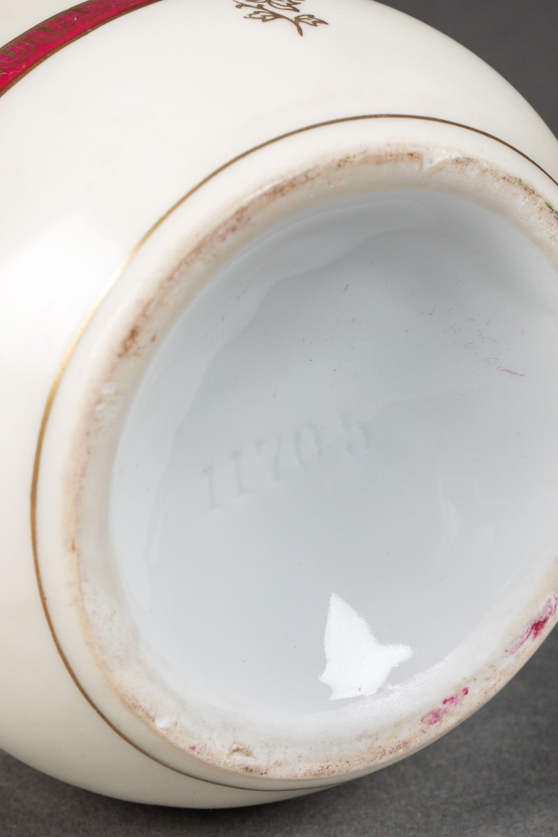 Une paire de vases en porcelaine, fin du XIXe siècle — 5