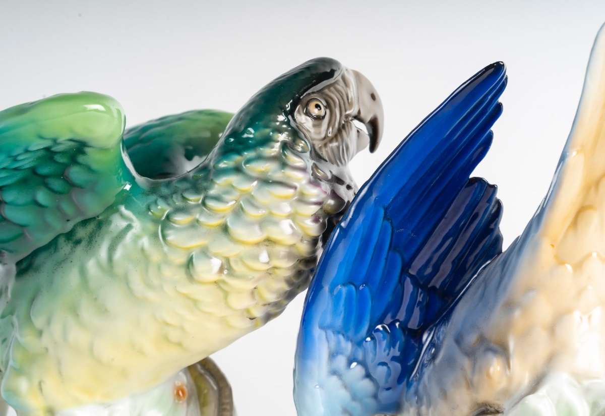 Un groupe en porcelaine de deux sculptures de perroquets début du XXe siècle — 11