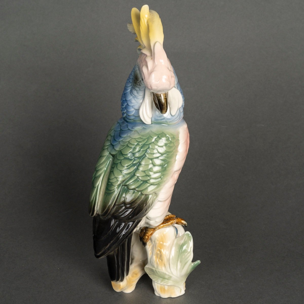 Une sculpture de perroquet en porcelaine, début du XXe siècle — 14