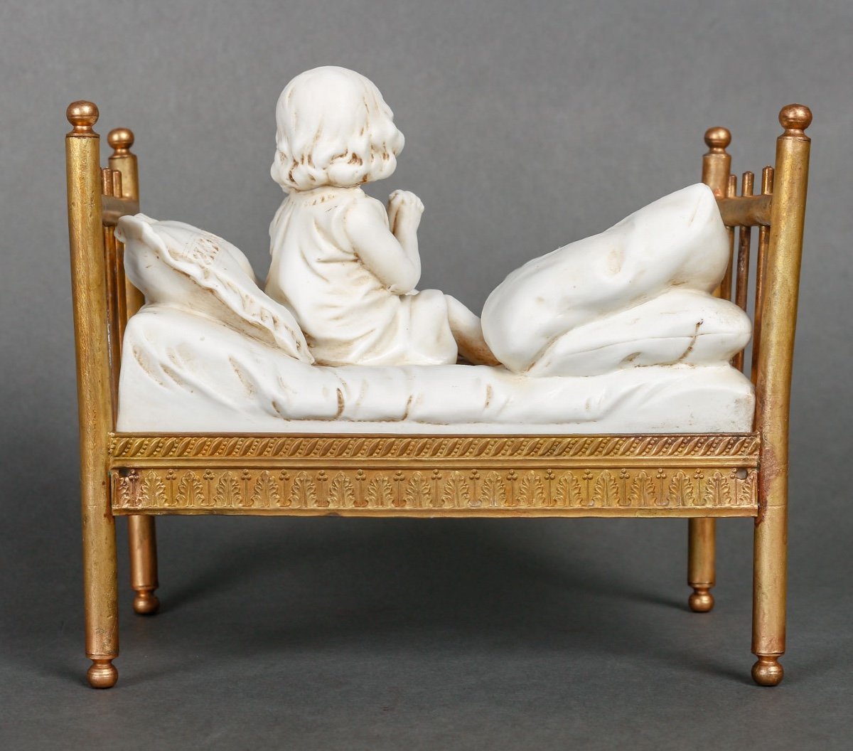 Miniature en biscuit sur un lit en bronze doré époque fin du XIXe siècle — 8
