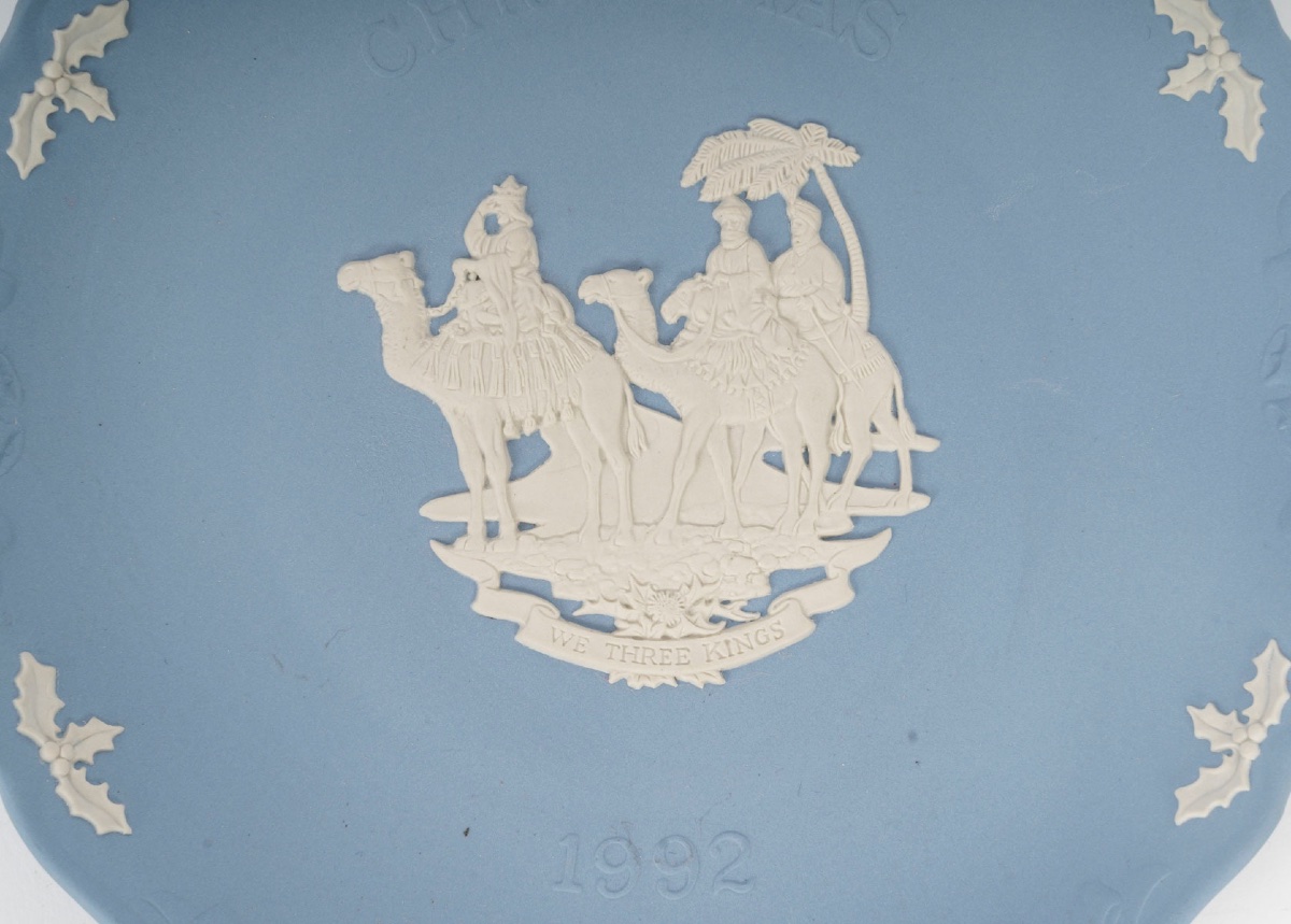Un plat en WEDGWOOD bleu, époque XXe siècle — 8
