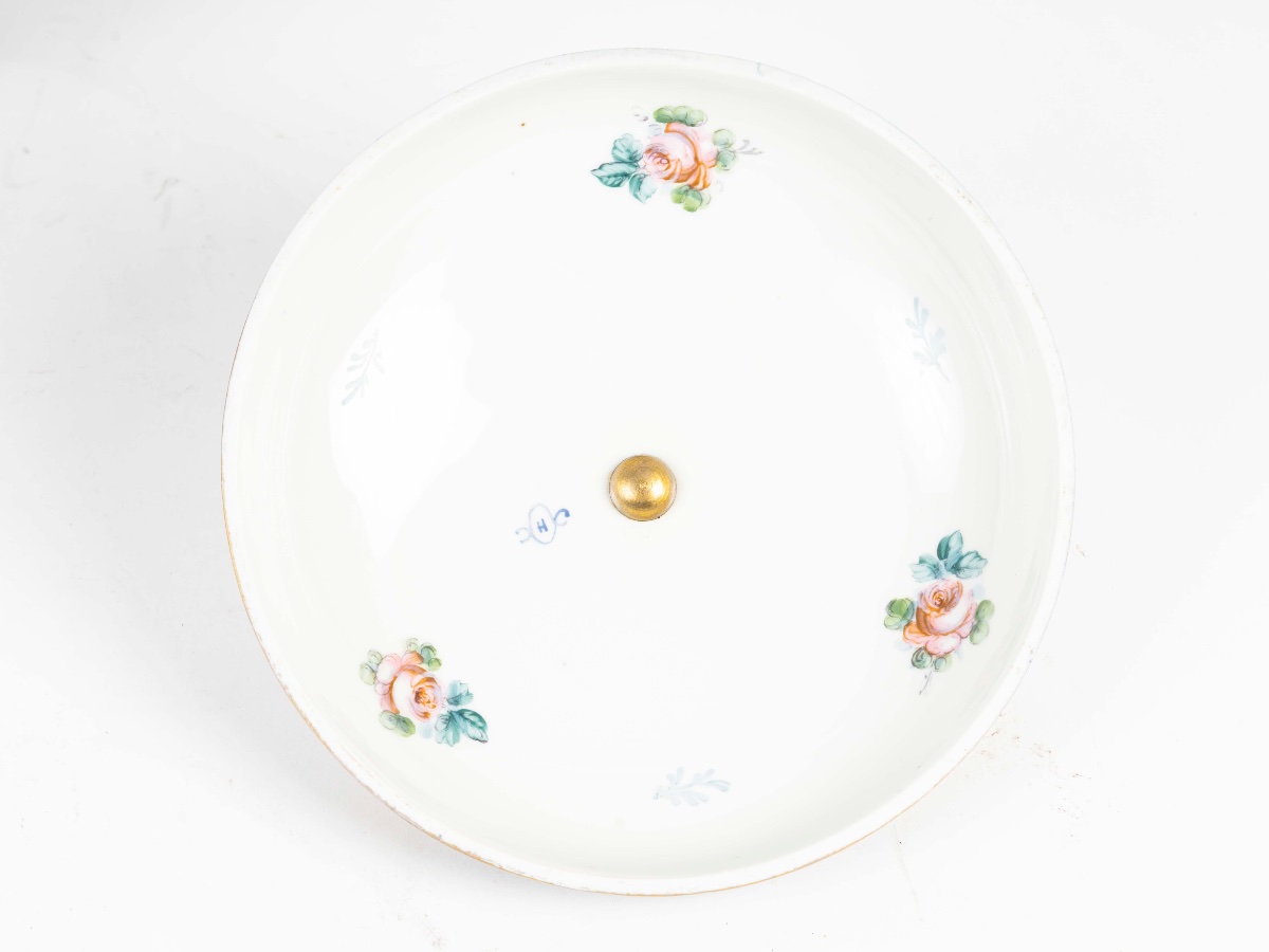 Une bonbonnière en porcelaine de style Sèvres, début du XIXe siècle — 9