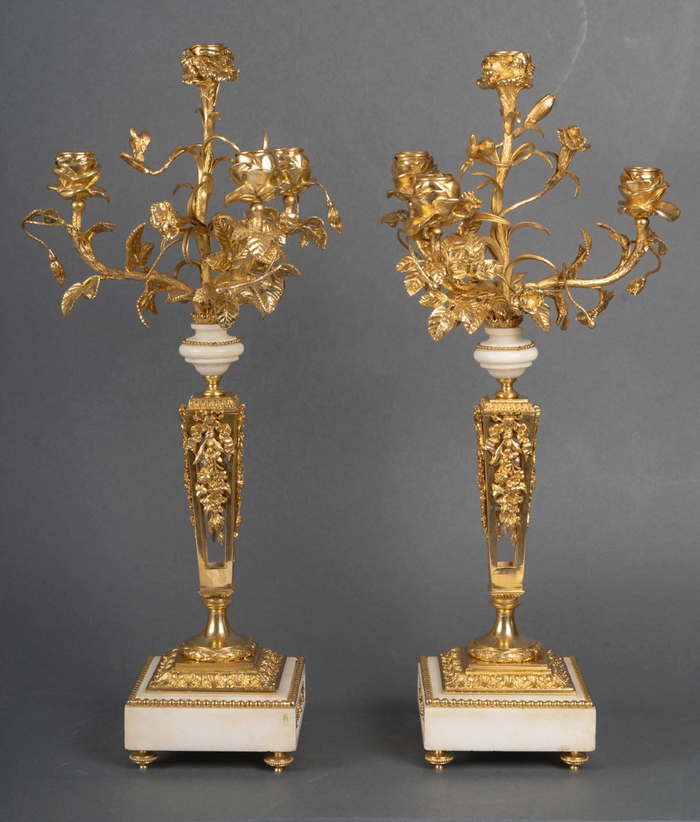 Une garniture de cheminée en bronze doré et marbre blanc, XIXe siècle — 12