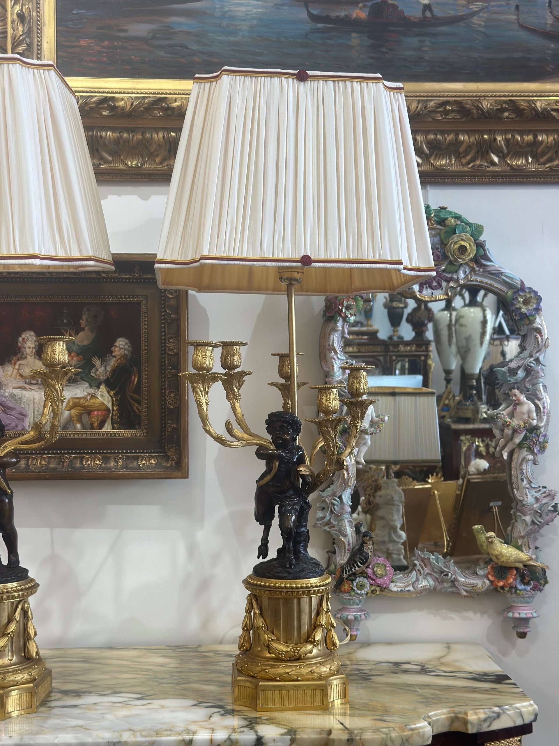 Une Importante paire de lampes en bronze doré circa 1880 — 7