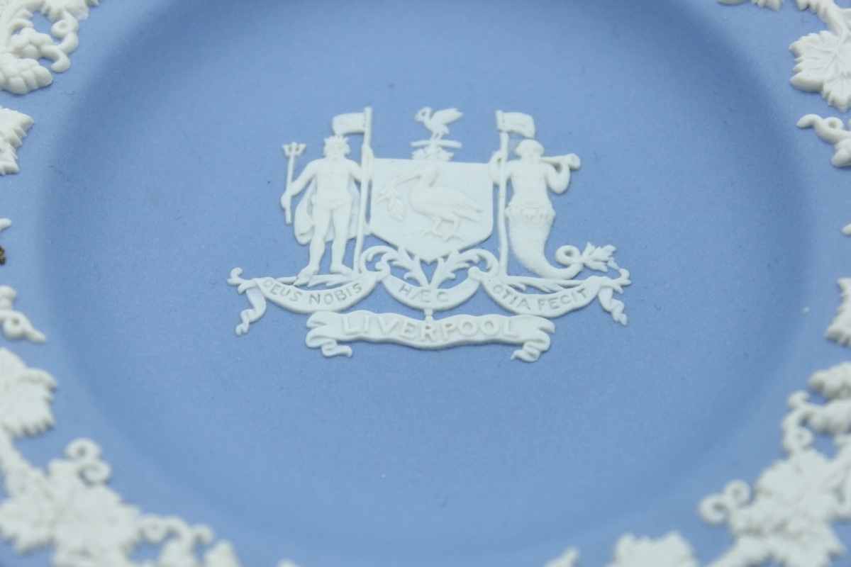 Coupelle Commémorative Wedgwood Jasperware – Liverpool – Emblèmes Allégoriques — 6