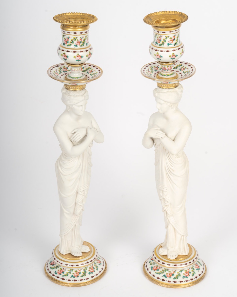 Une paire de bougeoirs en porcelaine de Sèvres et biscuit, XIXe siècle — 10