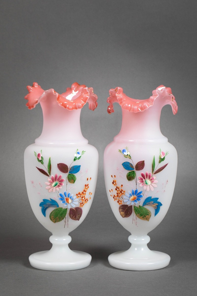 Une paire de vases en opaline, début du XXe siècle