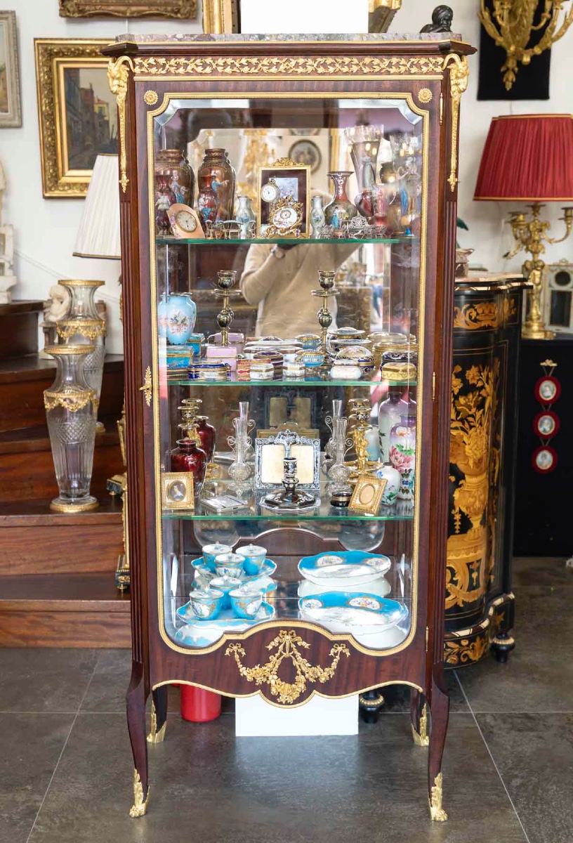 Une vitrine en acajou de style Louis XVI, fin du XIXe siècle — 2