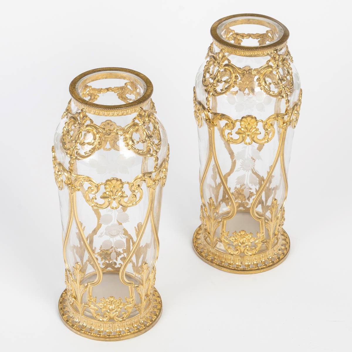 Une paire de vases en cristal gravé et bronze doré, époque XIXe siècle — 16