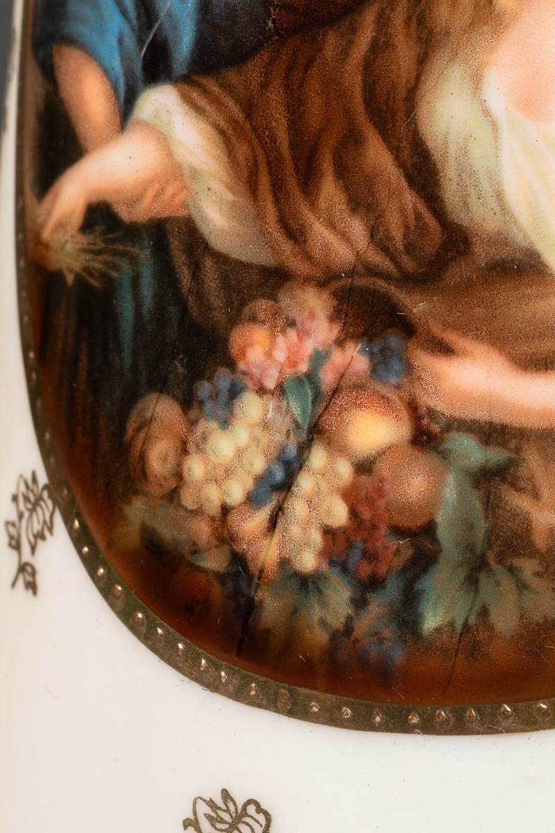 Une paire de vases en porcelaine, fin du XIXe siècle — 11