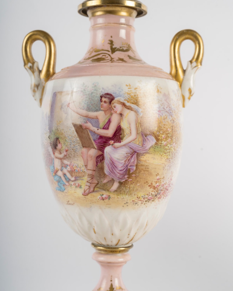 Paire de vases en porcelaine polychrome à décor peint à la main, style Sèvres – fin du XIXe siècle — 6