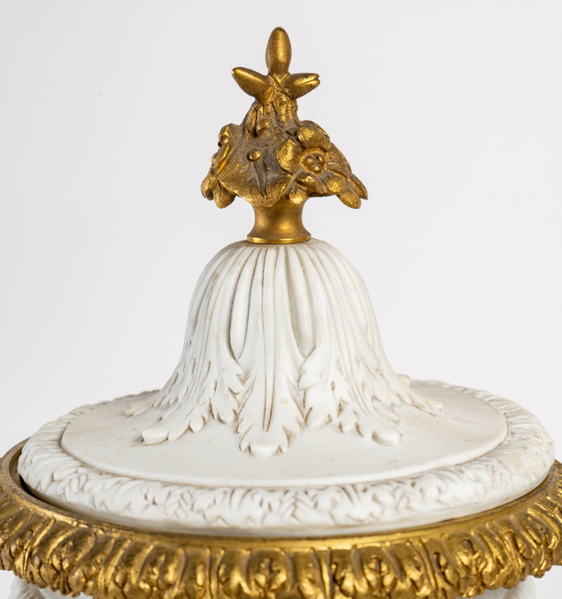 Une paire de vases en porcelaine de biscuit, fin du XIXe siècle — 9